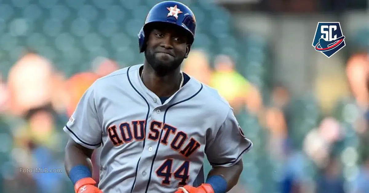 Yordan Alvarez pegó un doblete de línea al jardín derecho en su primer turno