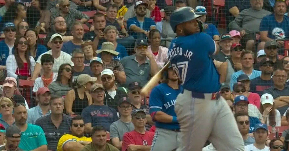 Vlad Guerrero Jr haciendo swing en el Toronto vs Boston