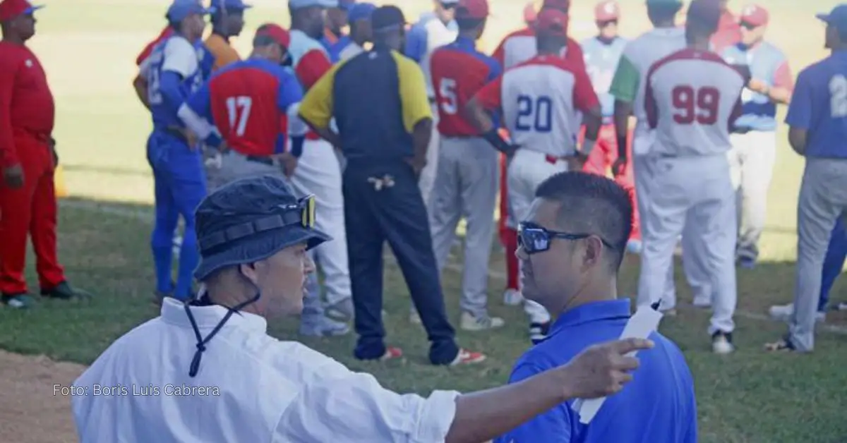 Prospectos del beisbol cubano presentándose ante especialistas de ligas profesionales en tryouts