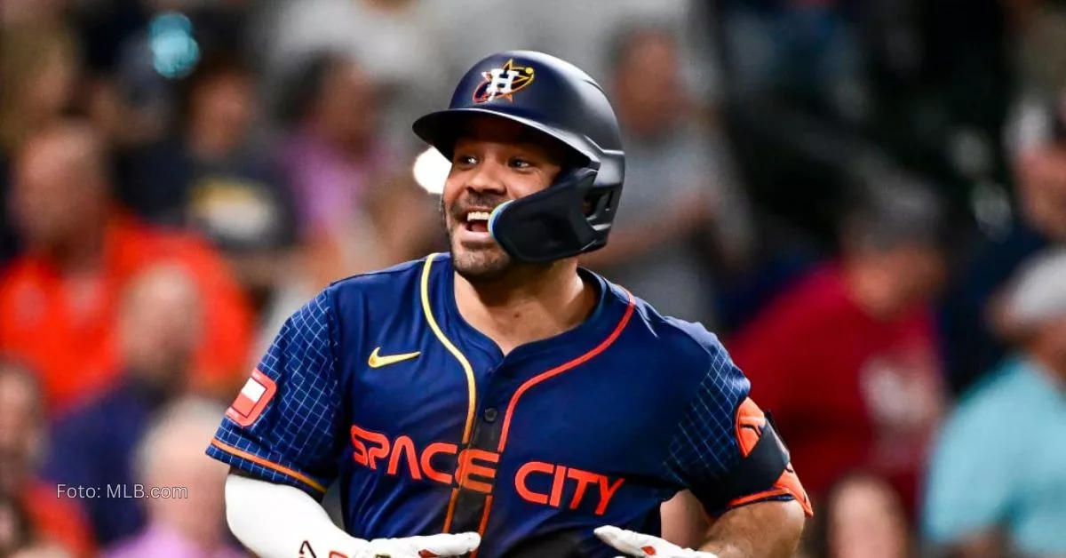 Jose Altuve sonriendo ante una acción positiva con el uniforme Space City de Houston Astros en MLB