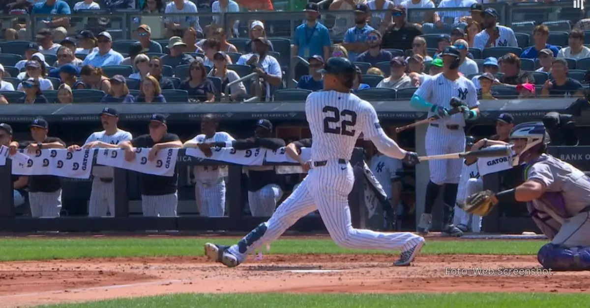 Juan Soto apreciando un batazo remolcador en Yankee Stadium