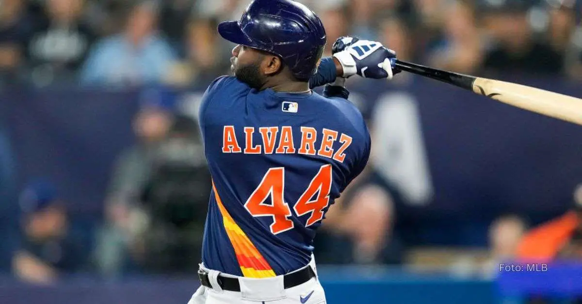 Yordan Alvarez haciendo swing con el uniforme de Houston Astros en Grandes Ligas