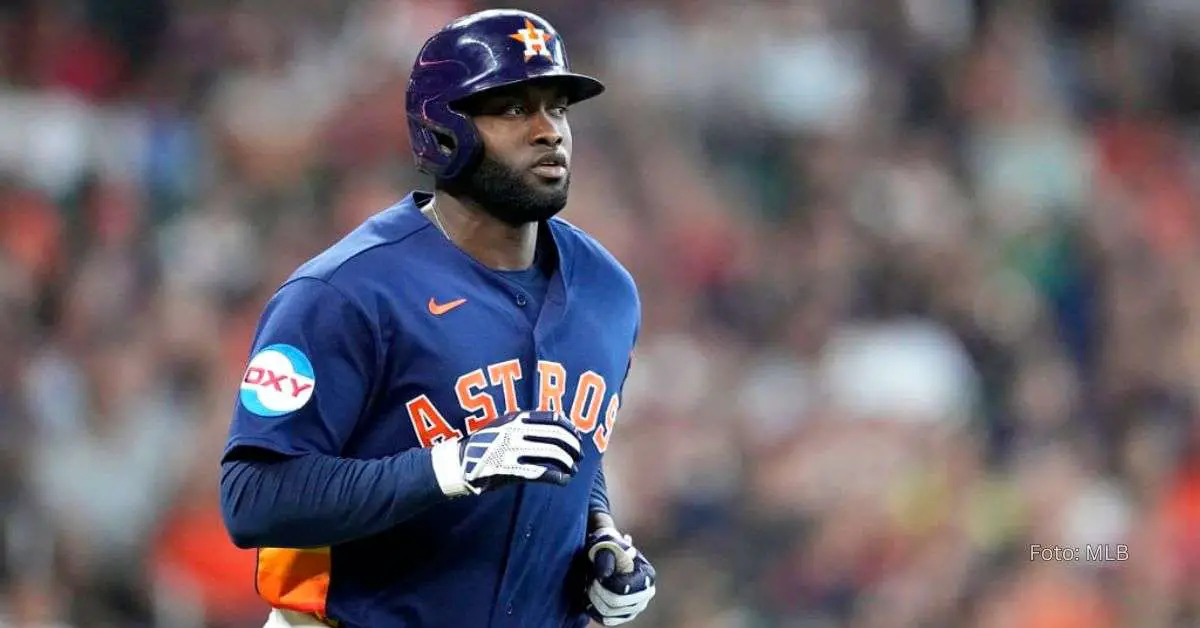 Yordan Alvarez corriendo en Grandes Ligas con casco y camisa azul de Houston Astros