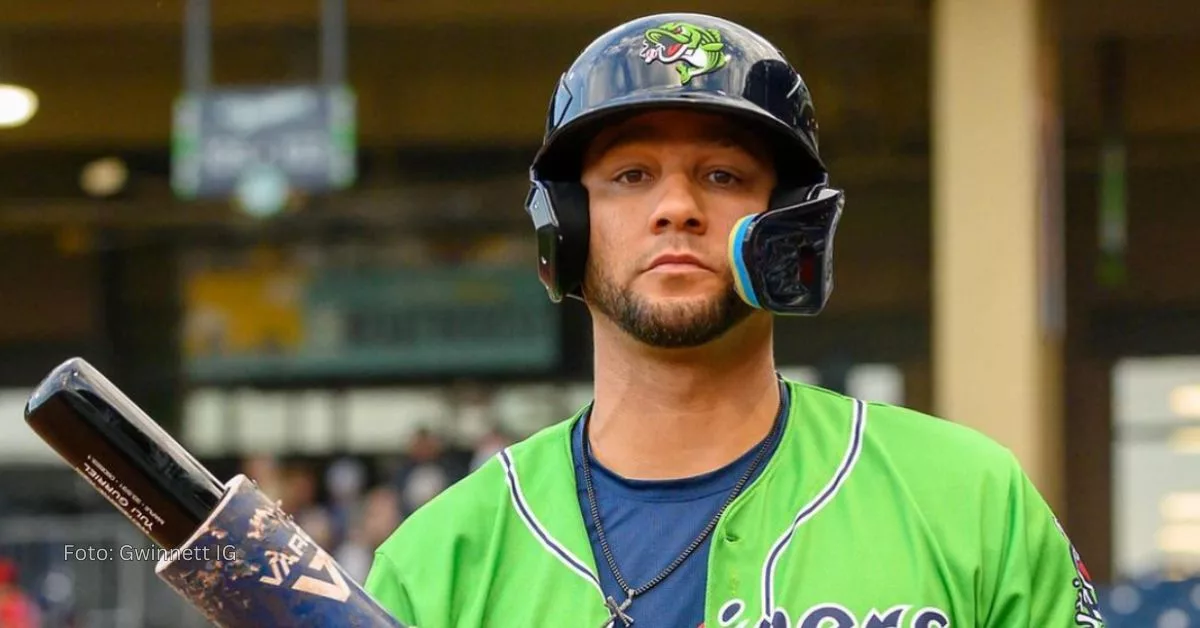 Yuli Gurriel con el uniforme verde de Gwinnett en Ligas Menores de Atlanta