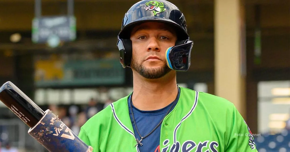 Yuli Gurriel preparandose para tomar un turno con la sucursal Triple-A de Atlanta Braves