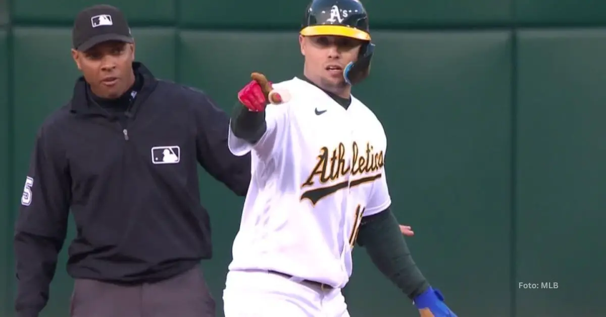 Aledmys Díaz haciendo señas hacia el dugout de Oakland Athletics tras doble