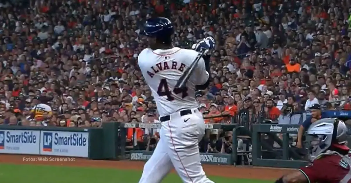 Cubano Yordan Alvarez haciendo swing con el uniforme de Houston Astros