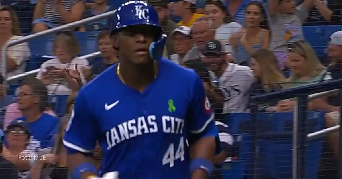 Dairon Blanco tras batear con camisa azul del equipo Kansas City Royals en MLB