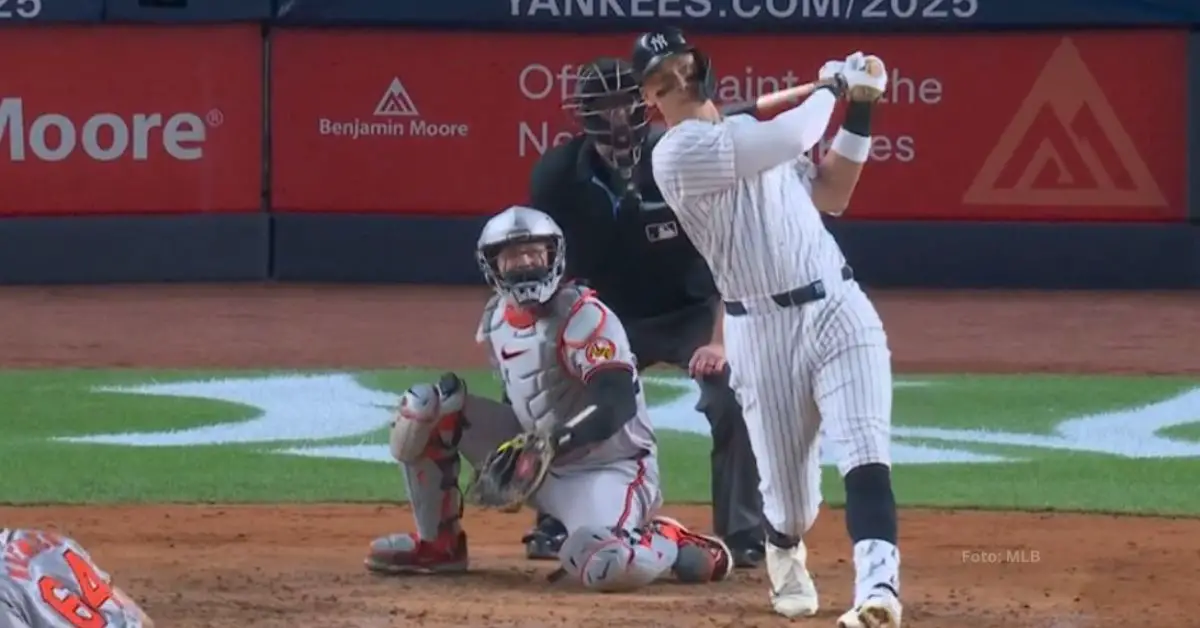 Aaron Judge viendo la pelota tras su batazo New York