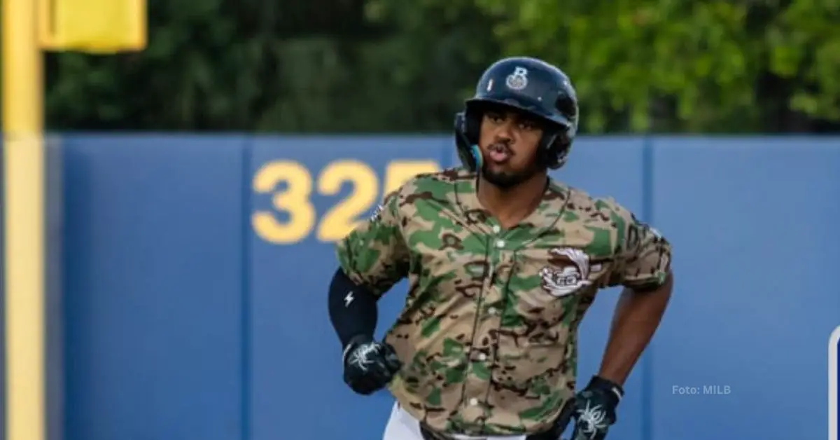 Ernesto Martínez Jr. corriendo las bases tras jonrón con la filial Doble-A de Milwaukee Brewers