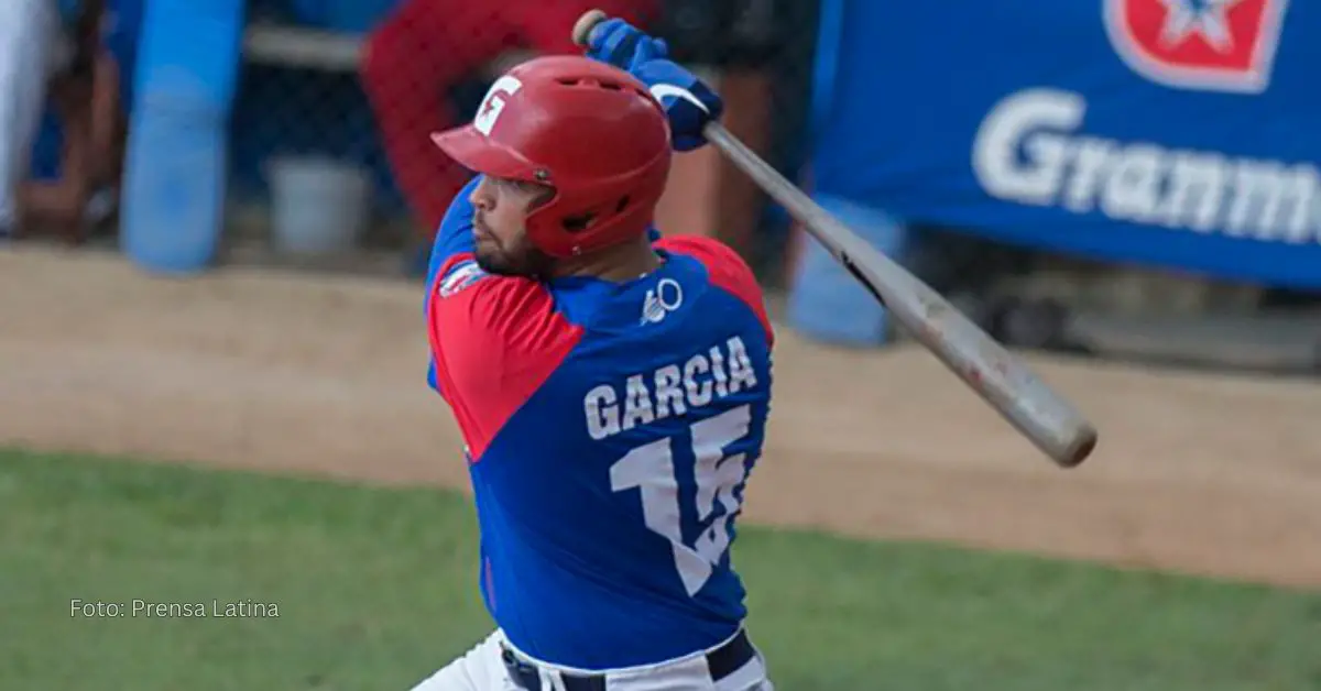 Pelotero cubano Guillermo Garcia con el uniforme de Alazanes de Granma en Serie Nacional de Cuba