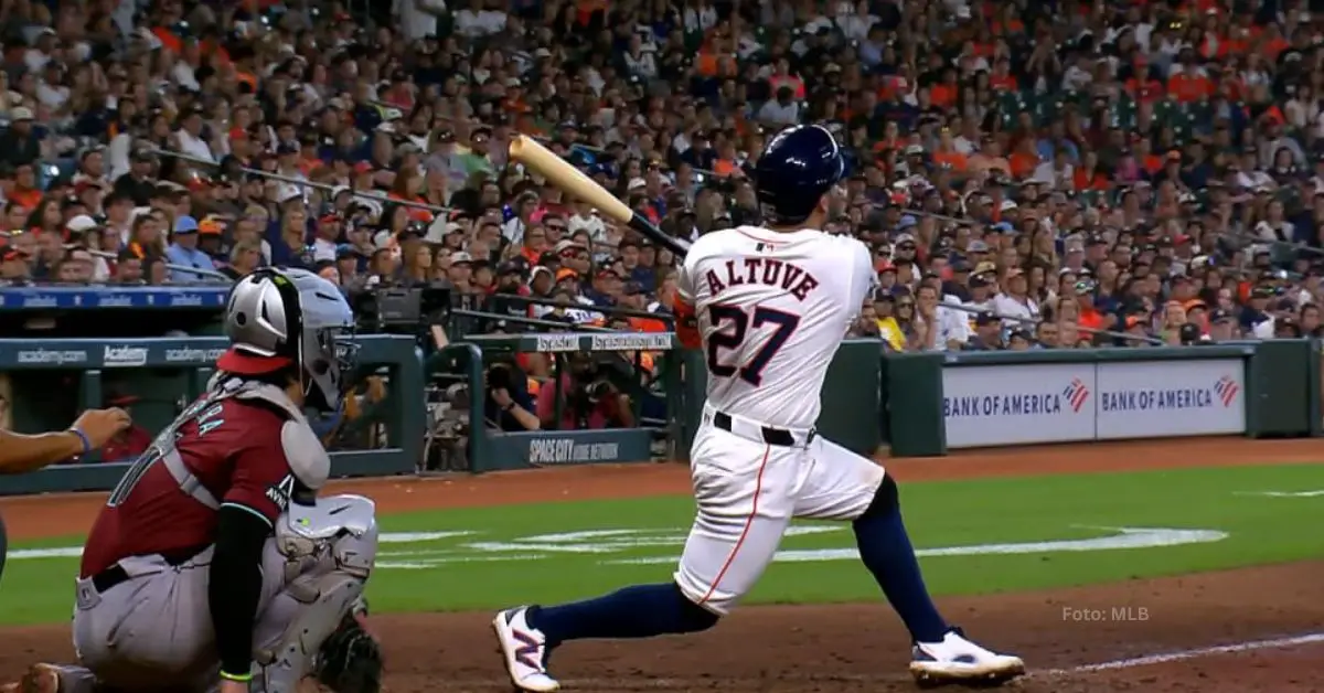 Jose Altuve bateando jonrón con Houston Astros