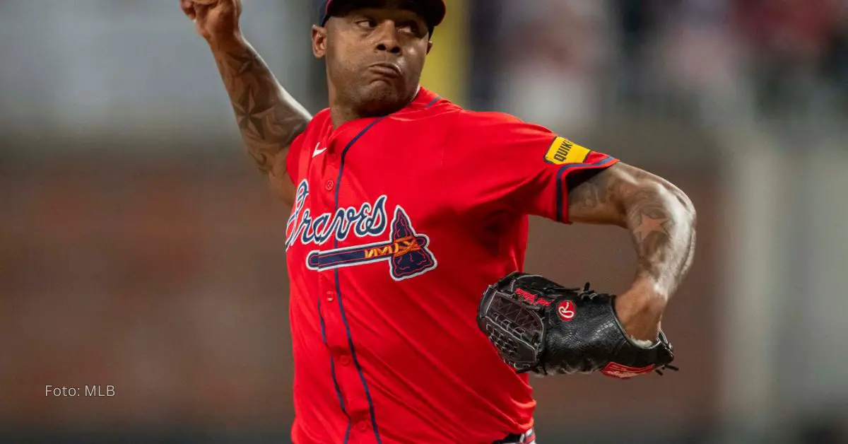 Raisel Iglesias lanzado con camisa roja de Atlanta Braves en MLB