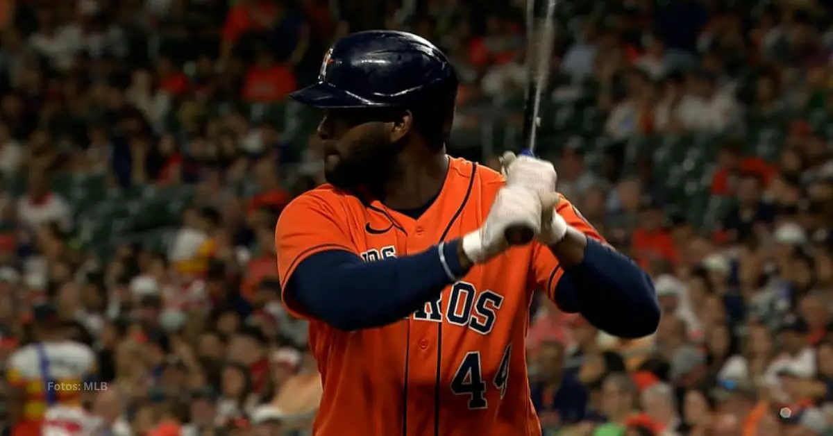 Yordan Alvarez haciendo swing con el uniforme de Houston Astros