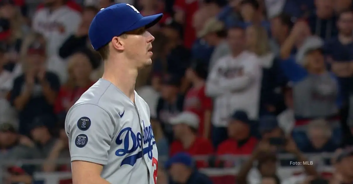 Walker Buehler preparándose para lanzar con Los Angeles Dodgers